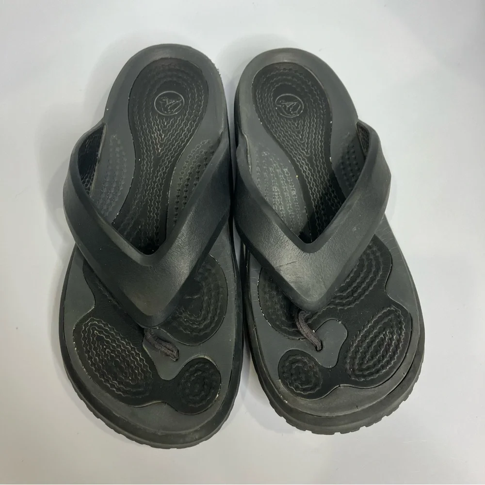Crocs black flip flops unisex sizing‎